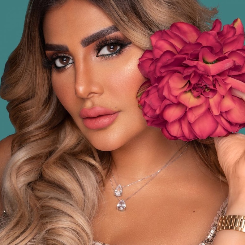 مكياج خليجي ذهبي يناسب العرائس