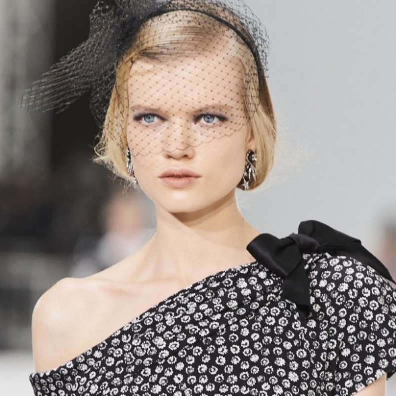 ابرز الاطلالات الجمالية مع المكياج السموكي في عرض أزياء شانيل لربيع 2021