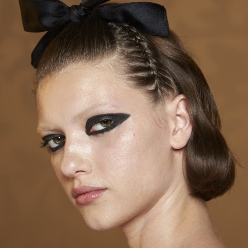 صيحة الكحل الداكن من وحي Giambattista Valli هي من ابرز الصيحات الجمالية في ربيع وصيف 2021