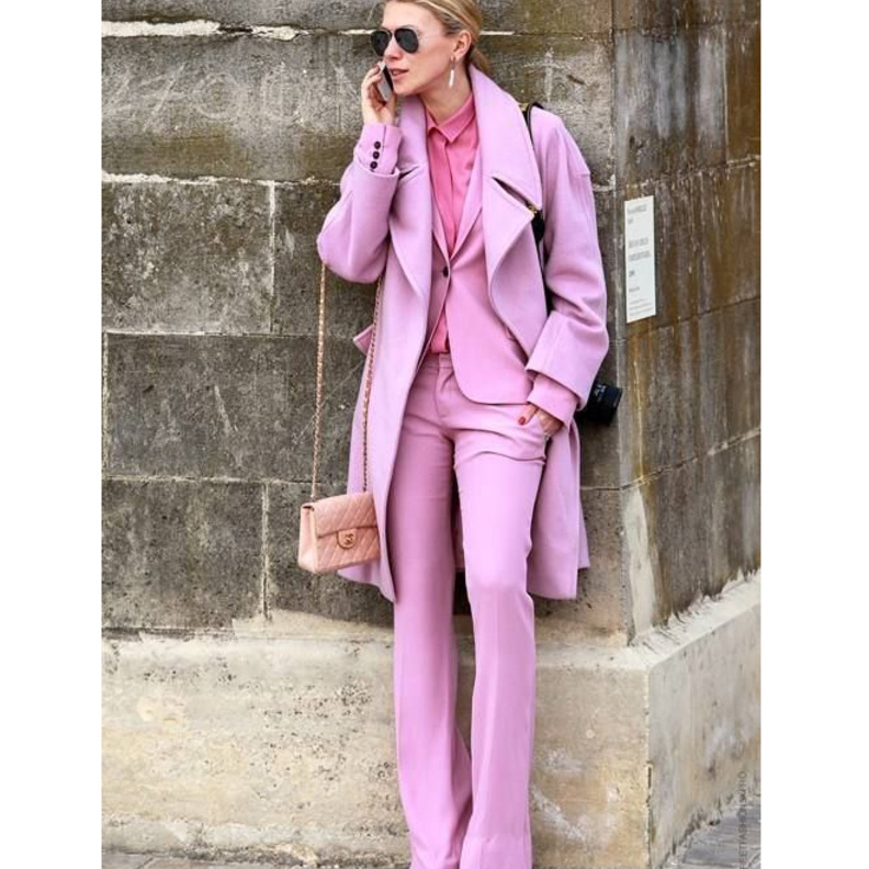 نسقي في شهر اوكتوبر اطلالة أنيقة باللون الزهري