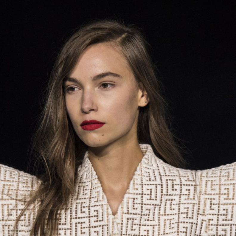 افضل صيحات جمالية مع أحمر الشفاه القوي من دار Balmain