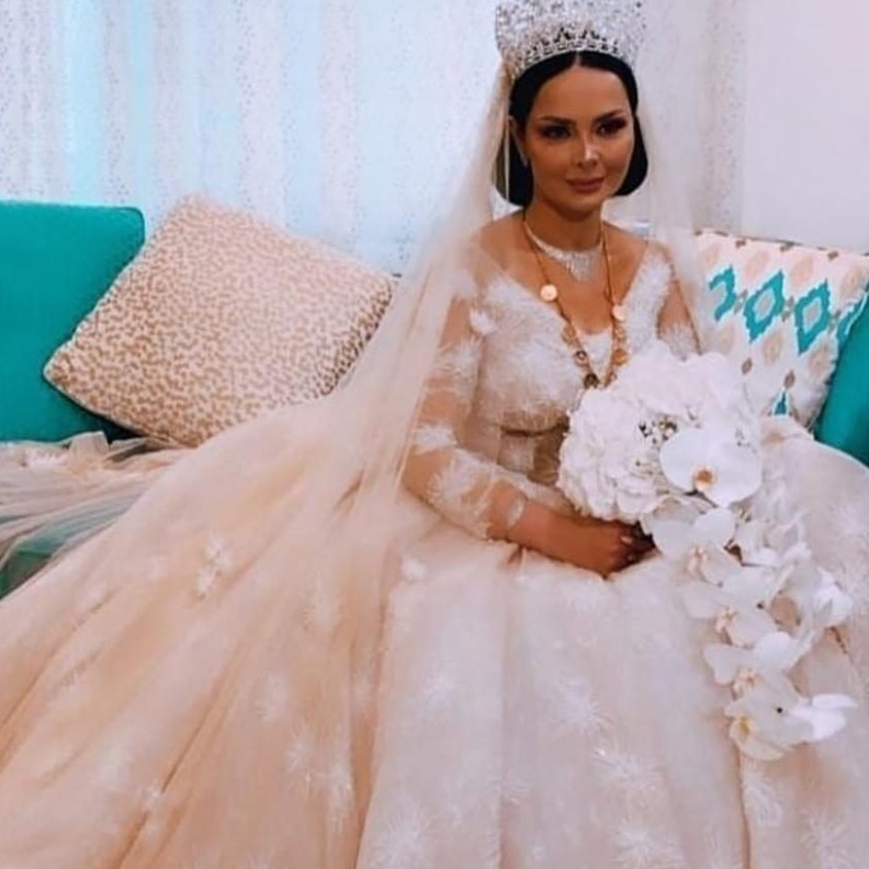  ديانا كرزون مع عريسها.