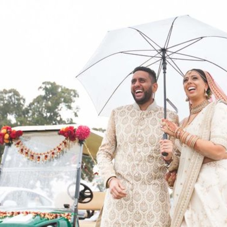 تنقل العروسين بين المدعوين بواسطة عربة الغولف