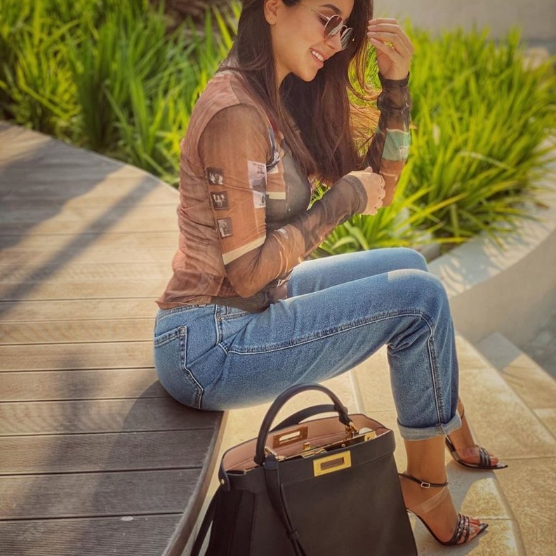 تنسيق موضة الجينز مع التوبات الضيقة من وحي اطلالات اسيل عمران