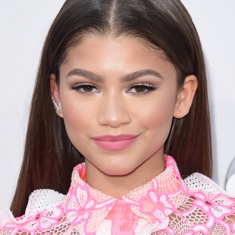 الوان احمر شفاه زهري ومات من اطلالة Zendaya