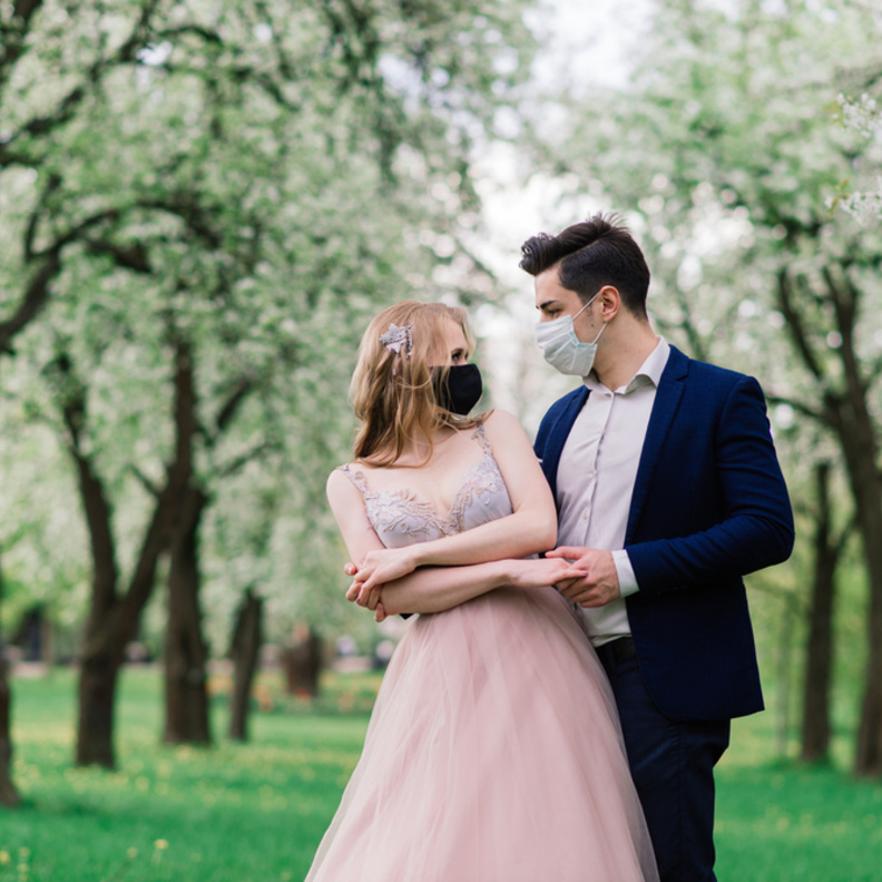  عروسان بالكمامة في زمن الكورونا