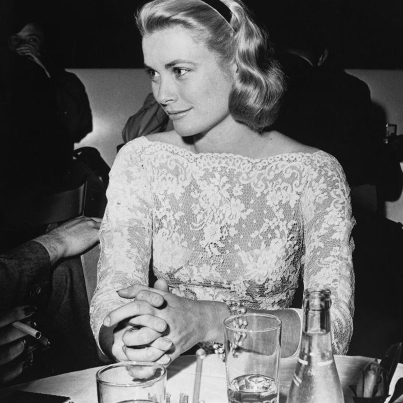 طوق الشعر.. من أشهر إطلالات "أميرة الأناقة" غريس كيلي