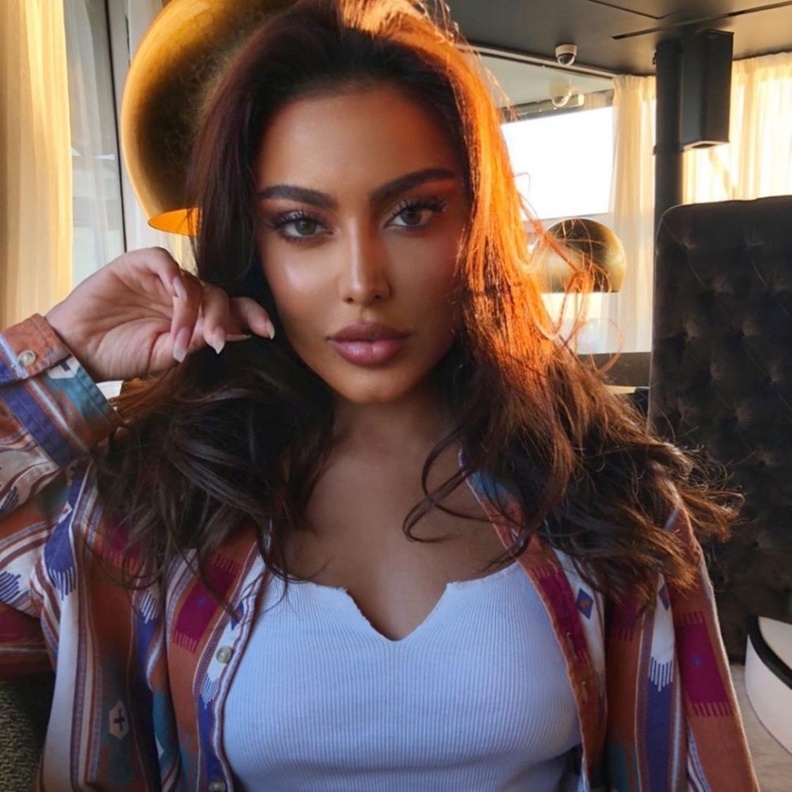 الفاشينيستا الكويتية فاطمة المؤمن تستفز متابعيها