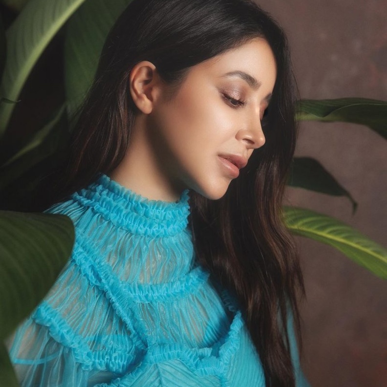 مكياج عيون برونزي ساحر لخريف 2020 من وحي اطلالات اسيل عمران