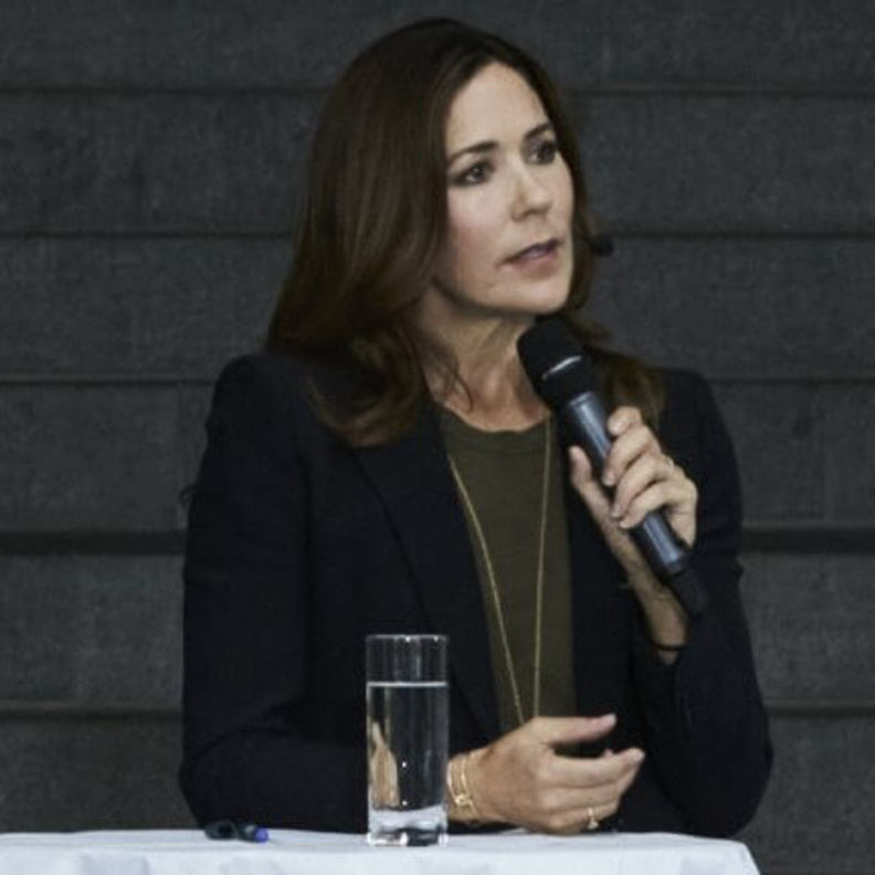 الأميرة ماري تلتقي بفتيات من إفريقيا