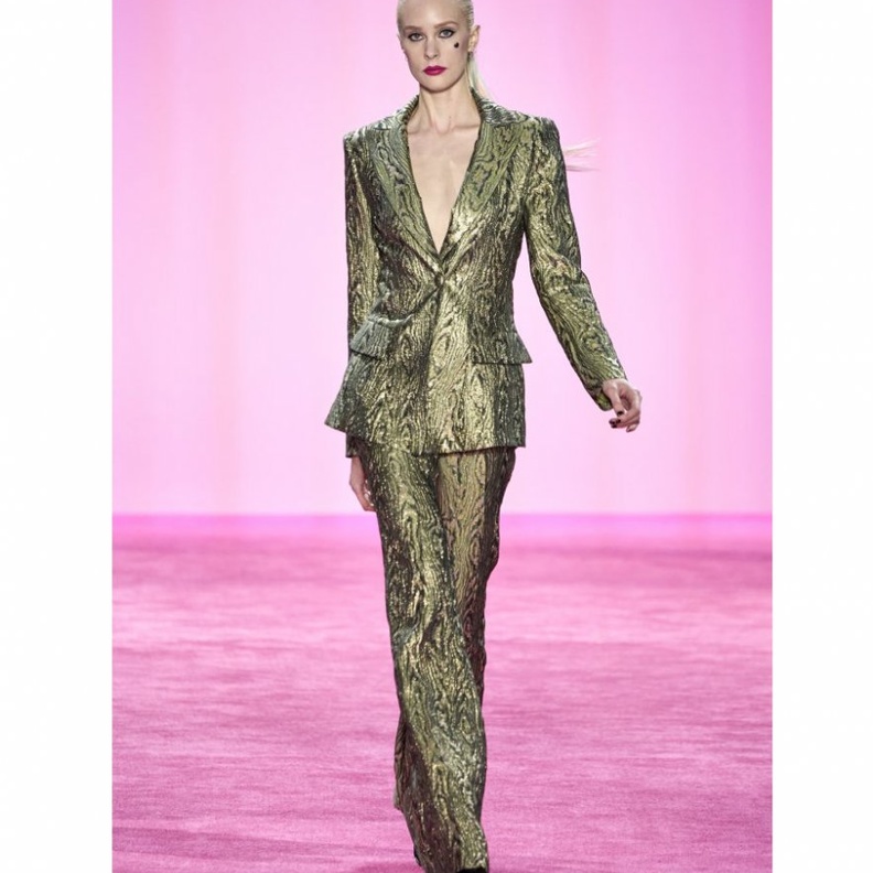  موديلات بدلات رسمية ذهبية تناسب سهرات خريف 2020 من Christian Siriano