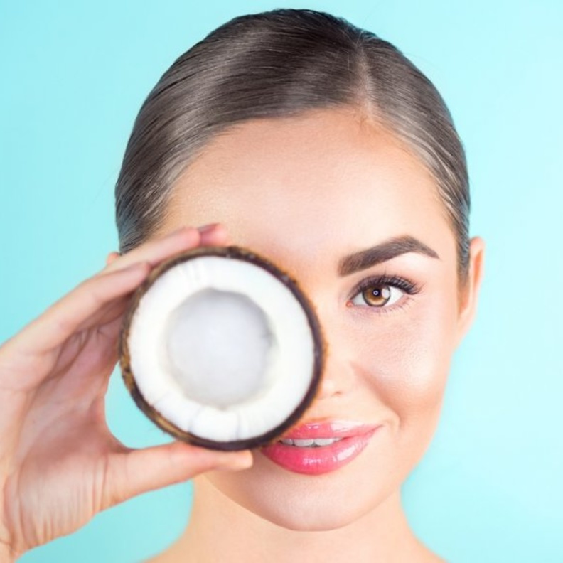 ماسكات طبيعية من زيت جوز الهند يساعد على ترطيب البشرة