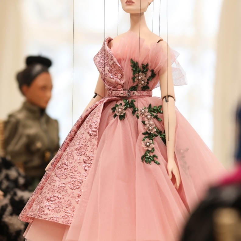 فساتين خطوبة باللون الوردي من moschino