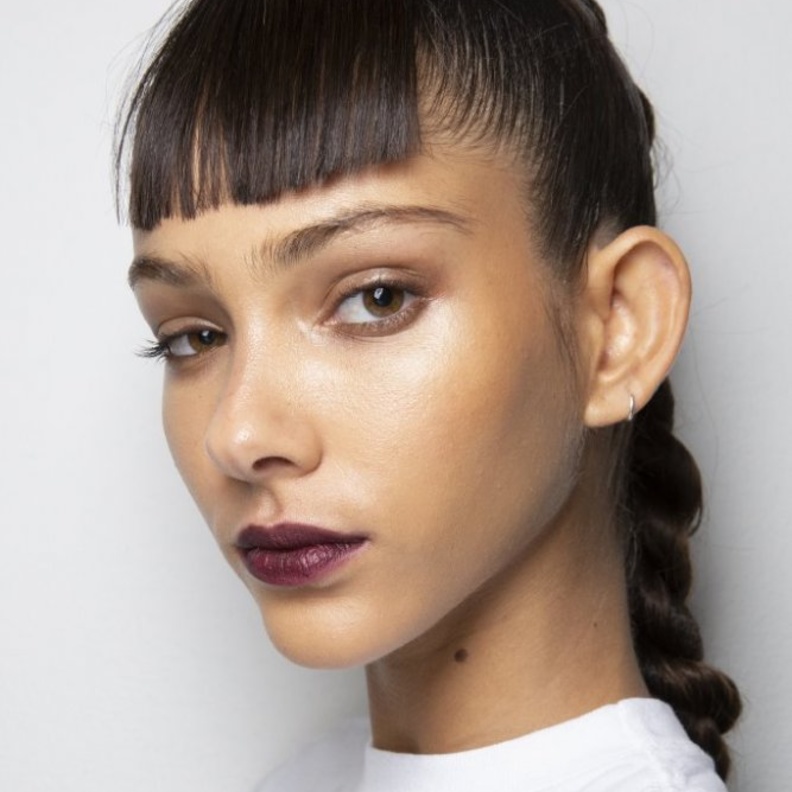 تسريحات شعر مرفوعة مع الغرة الامامية لخريف 2020 من دار Laquan Smith