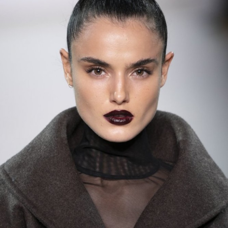  الوان الروج للخريف بتدرجات اللون العنابي القوي من دار Laquan Smith