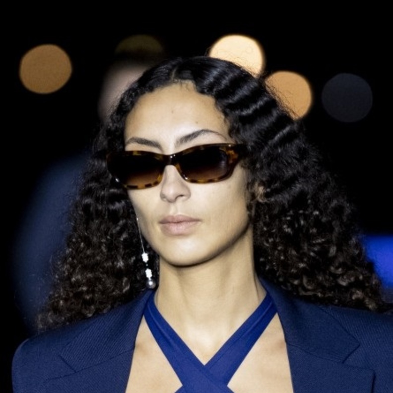  القرط المنفرد من عرض Ami Alexandre Mattiussi