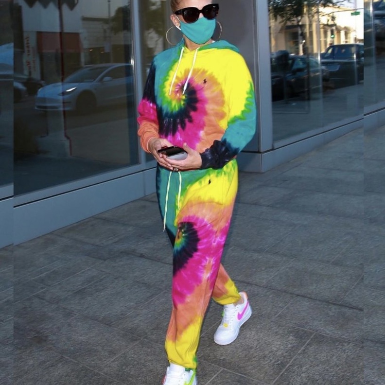 أحدث إطلالات جينيفر لوبيز الملونة والمرحة في بيفرلي هيلز