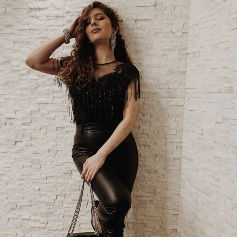 اعتمدت مايان السيد تنسيق باللون الأسود