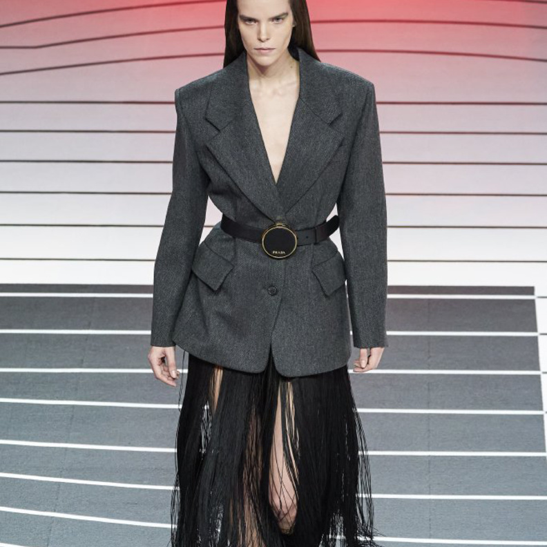 افكار تنسيق البليزر مع الحزام لخريف 2020 Prada