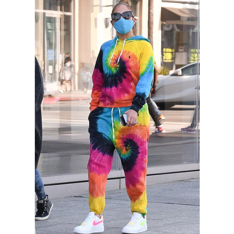 خطفت النجمة جينيفر لوبيز الأنظار ببدلة رياضية عصرية من مجموعة رالف لورين