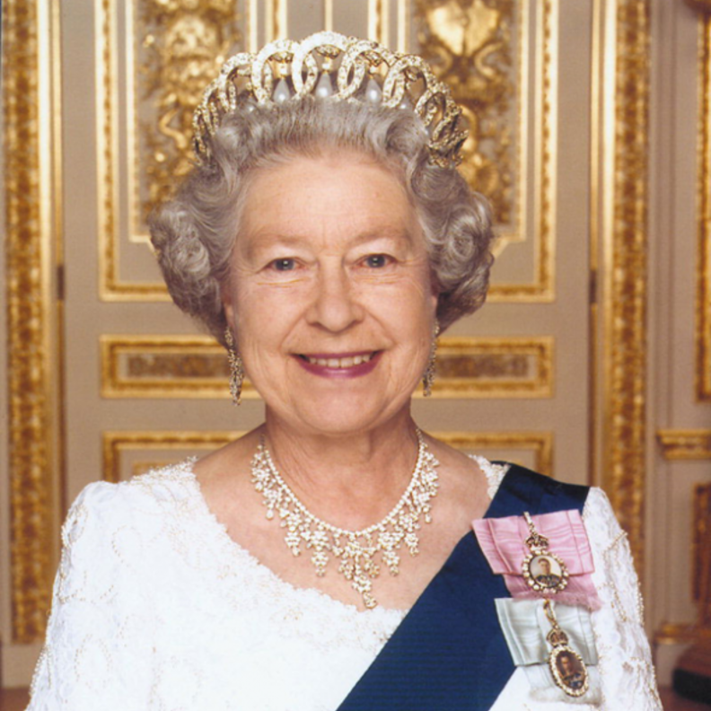 مجوهرات مزينة باللؤلؤ الحجر المفضل لسيدات العائلات الملكية