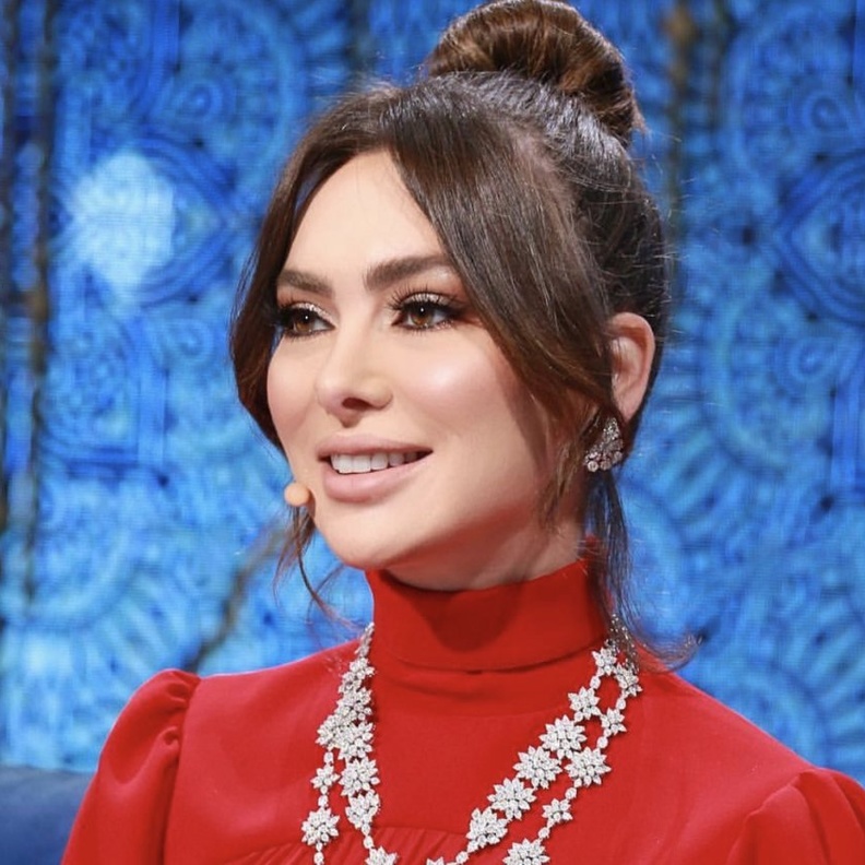 تسريحة الكعكة المرفوعة مع الغرة الطويلة بأسلوب ستيفاني صليبا