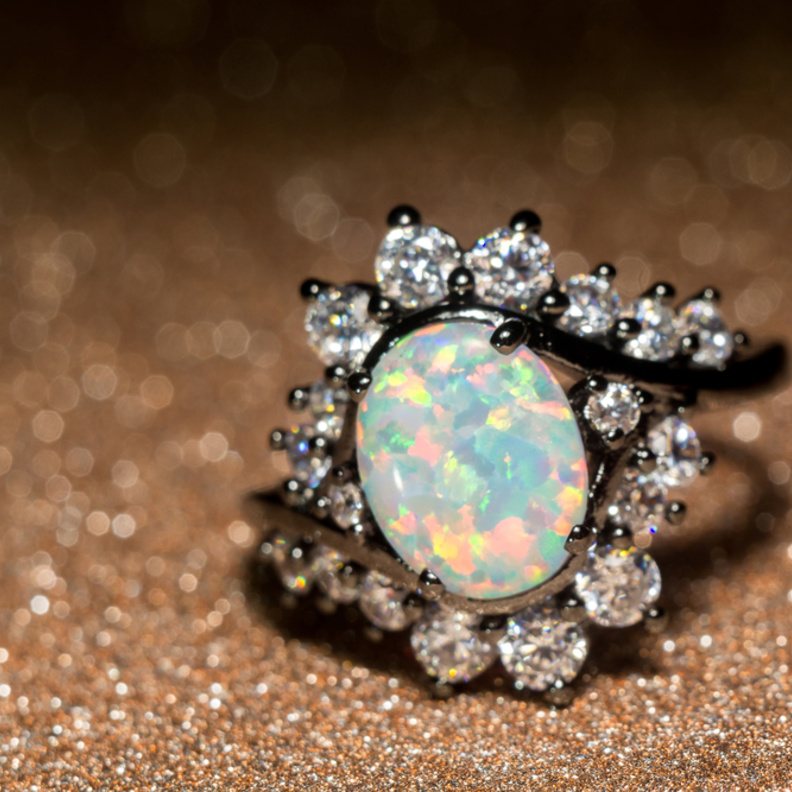  يعتبر حجر الأوبال من الأروع لتزيين المجوهرات