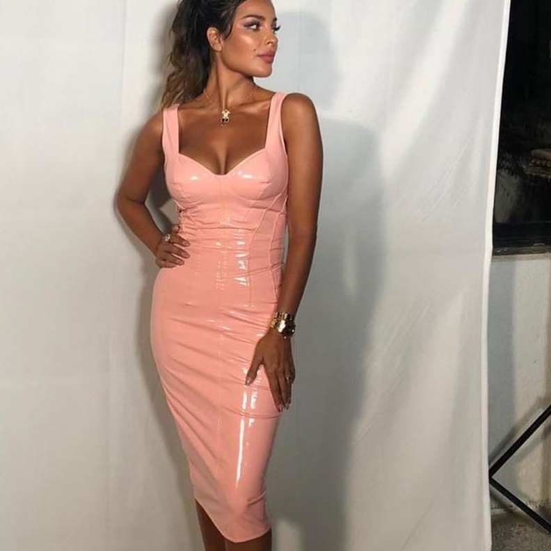 نادين نجيم في فستان من اللاتكس باللون الزهري