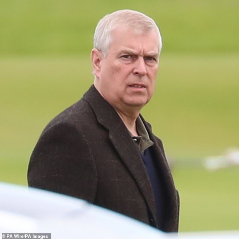 إزالة صور الأمير أندور من متجر الهدايا التذكارية