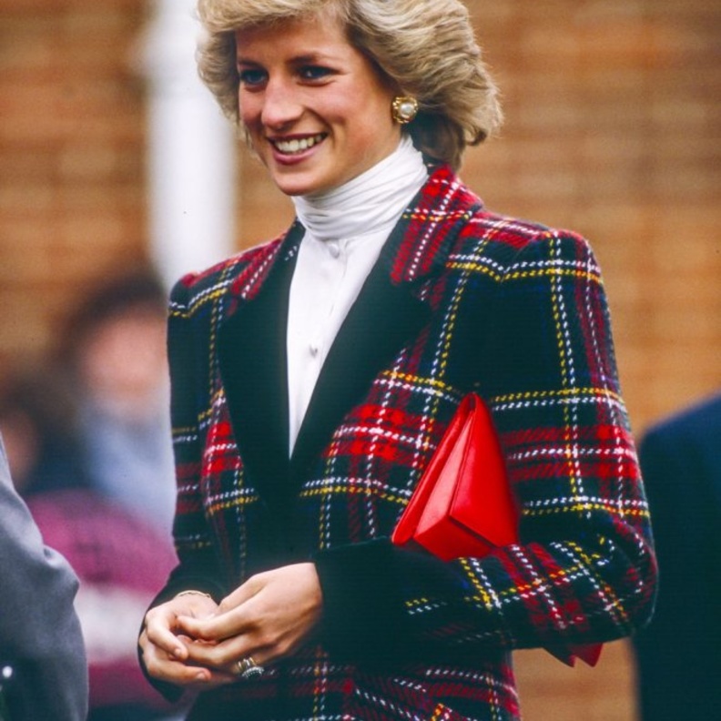 إطلالات أنيقة بالكاروهات لسيدات القصر الملكي البريطاني على مر السنين