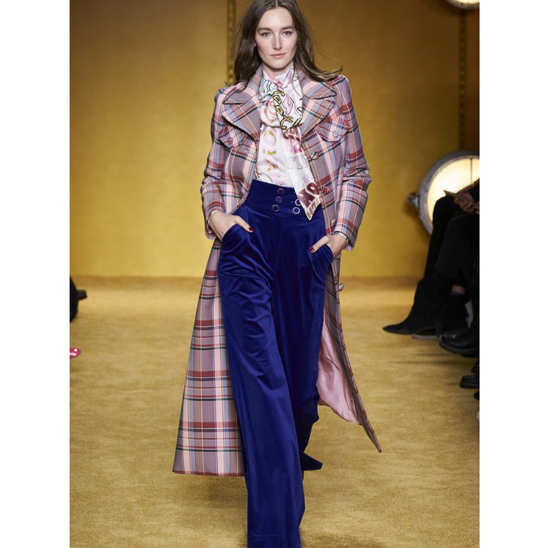  موديلات بناطيل المخمل النيلية لخريف 2020 من دار Zimmermann