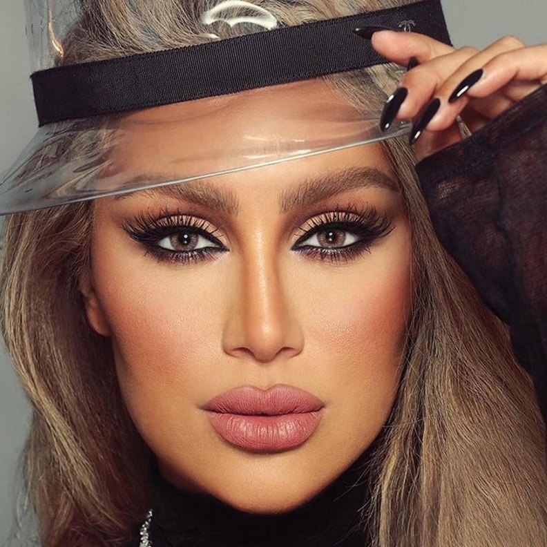 مكياج عرائسي بارز من مايا دياب بالألوان الترابية