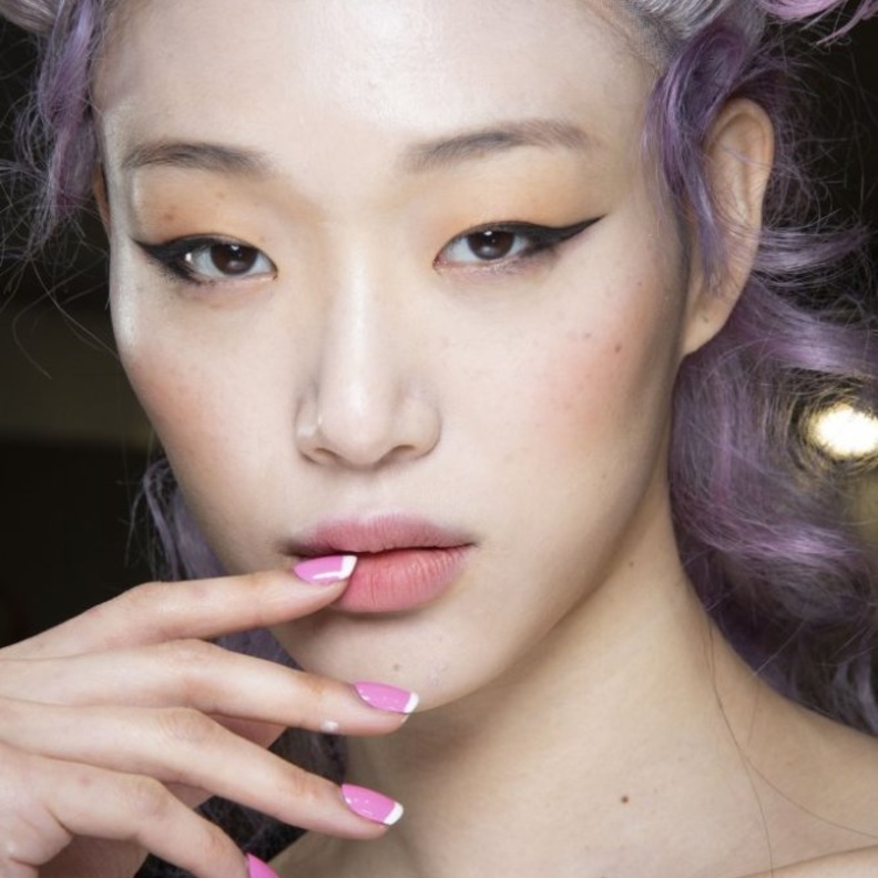 رسومات اظافر باللون الزهري الفرانش من Moschino