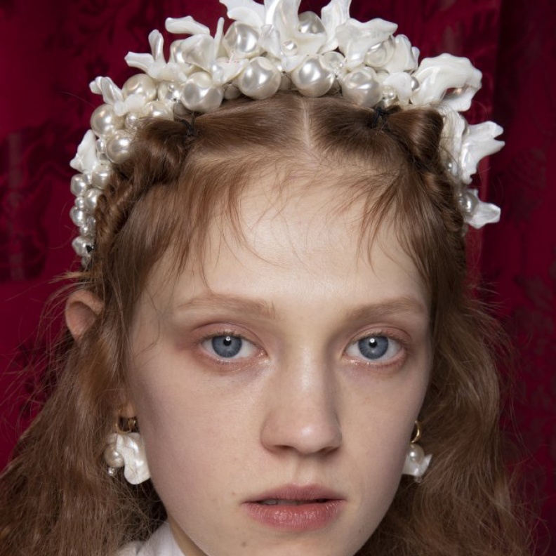 اكسسوارات شعر باللون الابيض مع باند اللؤلؤ من دار Simone Rocha