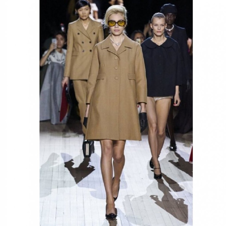  معاطف مستقيمة بأسلوب الفستان الابيض والريش من دار Giambattista Valli