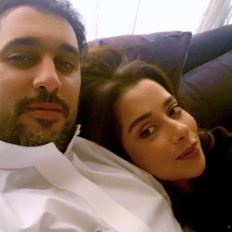 نشرت بلقيس فتحي صورة عفوية جديدة لها برفقة زوجها