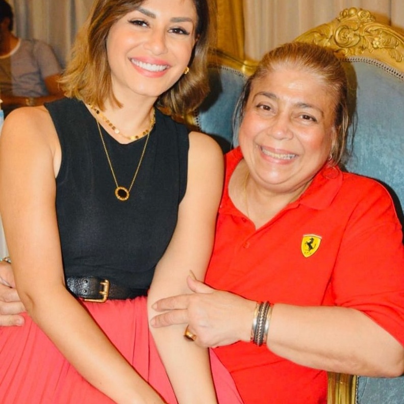 والدة منة فضالي تخضع لعملية جراحية