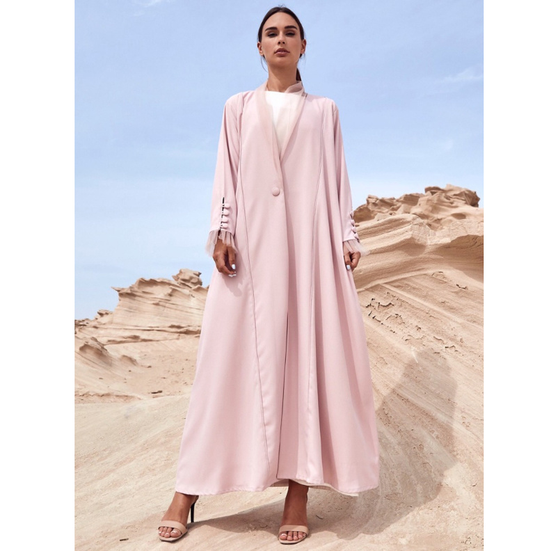 عباية شبابية بقصة عصرية باللون الزهري الفاتح من تصميم Qlu