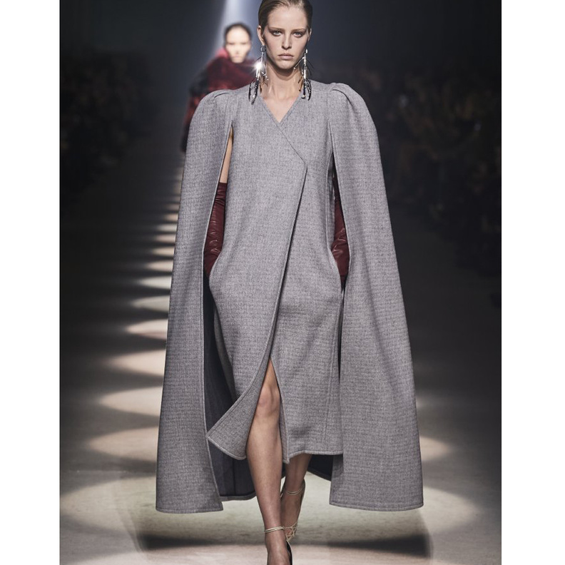  تنسيق الملابس باللون الرمادي مع الفستان المريح من دار Givenchy
