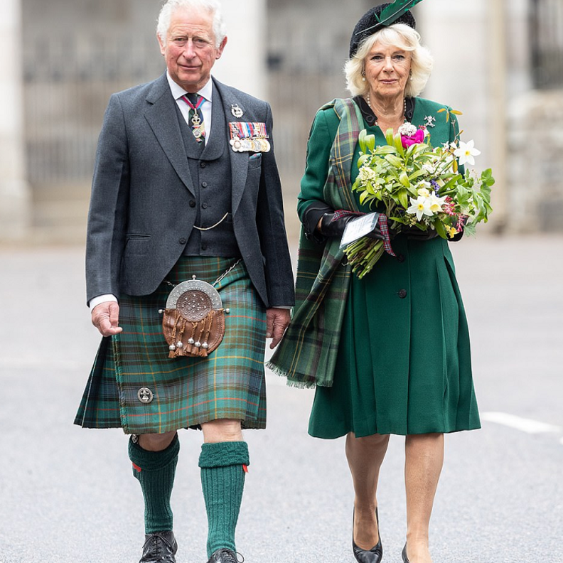 لماذا يرتدي الأمير تشارلز التنورة عند زيارته إلى اسكتلندا؟