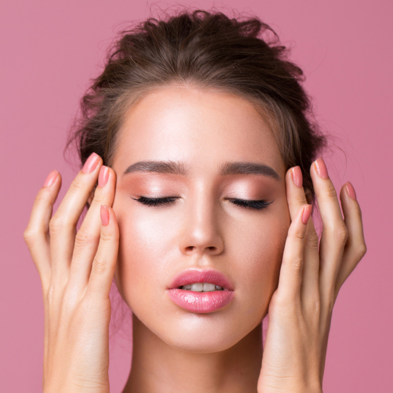 مكياج وردي ناعم دعما لمريضات سرطان الثدي