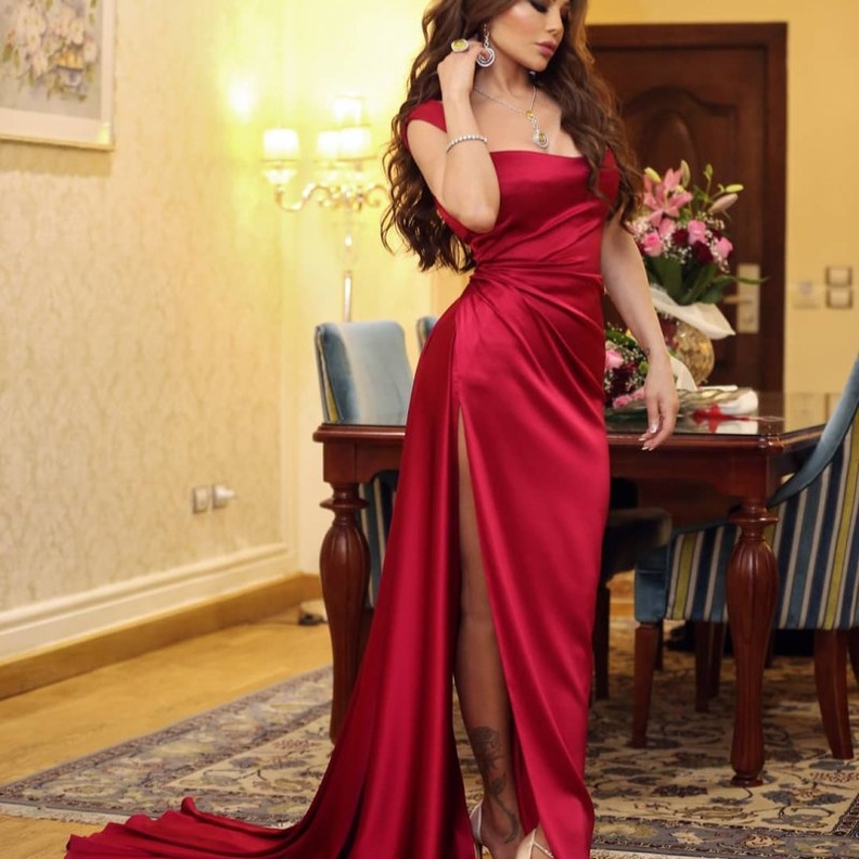 اطلالات انيقة باللون الاحمر الحريري مستوحاة من هيفاء وهبي