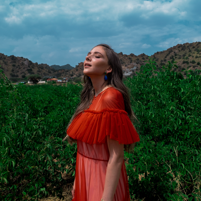 فستان من آلاء هاشم Alaa Hashim. أقراط وعقد من ذا ستون The Stone.