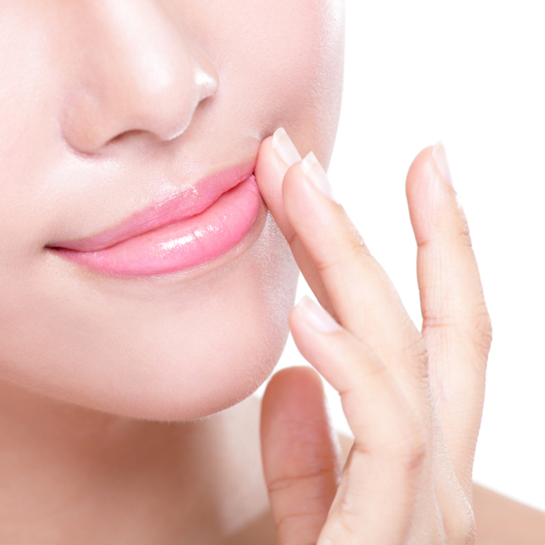 طريقة تقشير وتوريد الشفايف باستخدام الفراولة والعسل.