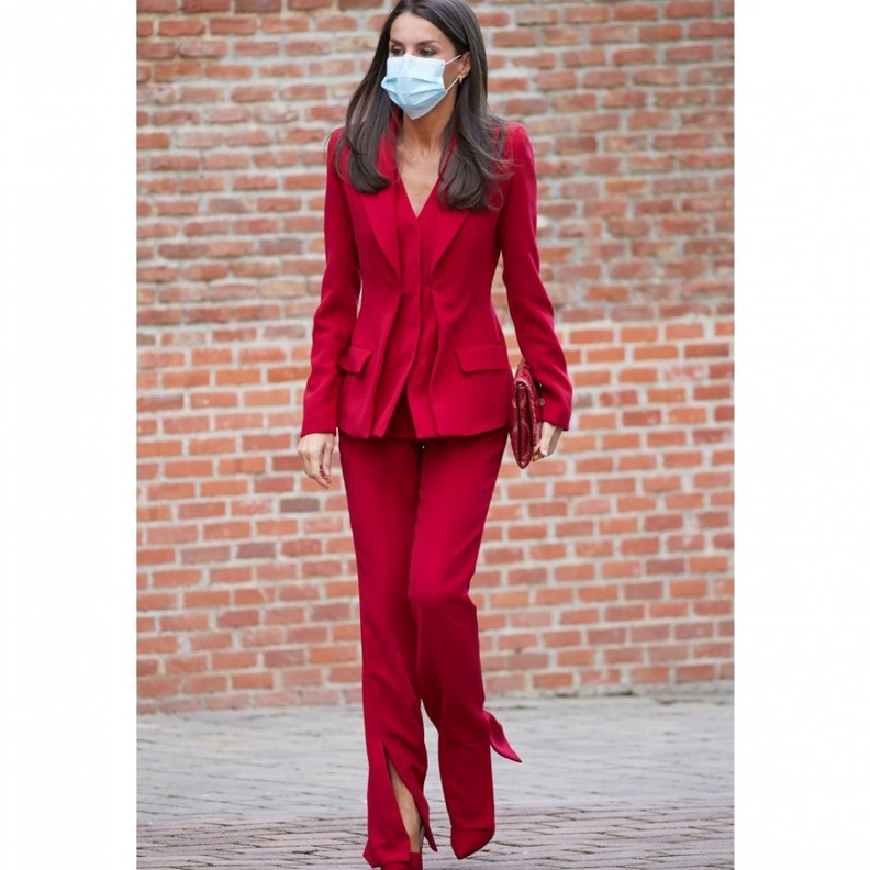  بدت الملكة ليتيزيا ساحرة ببدلة باللون الأحمر من تصميم Roberto Torretta