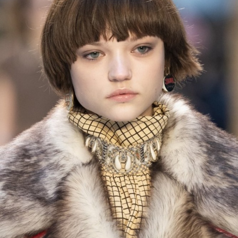 قصات شعر جريئة مع الغرة الامامية من دار Chloe