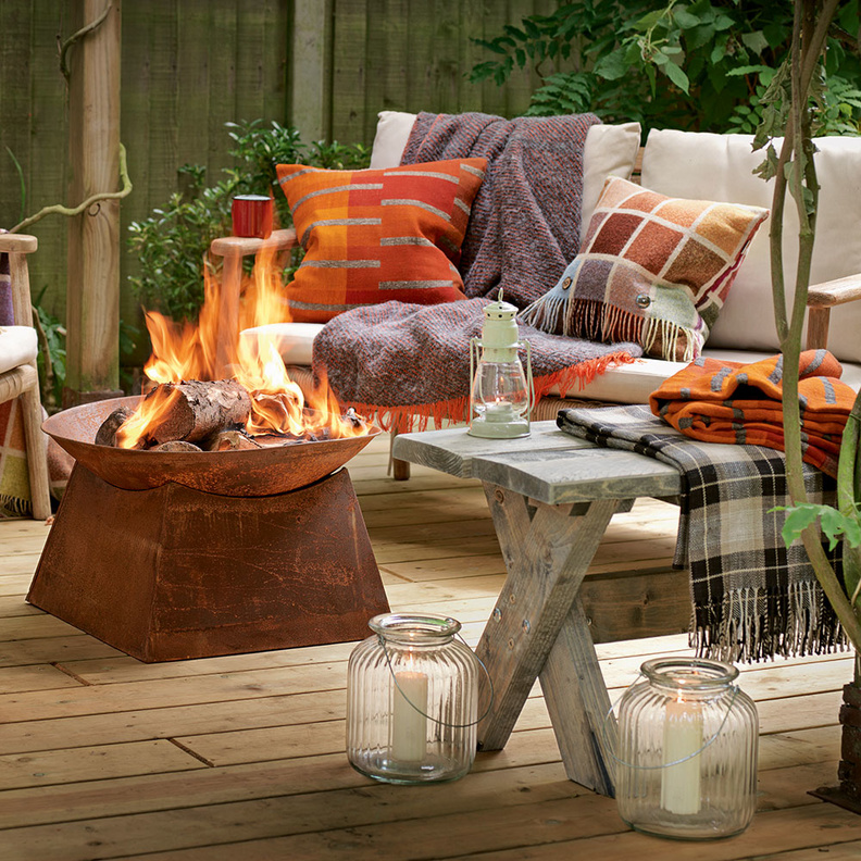 الأقمشة الشتوية لديكورات جلسات خارجية دافئة