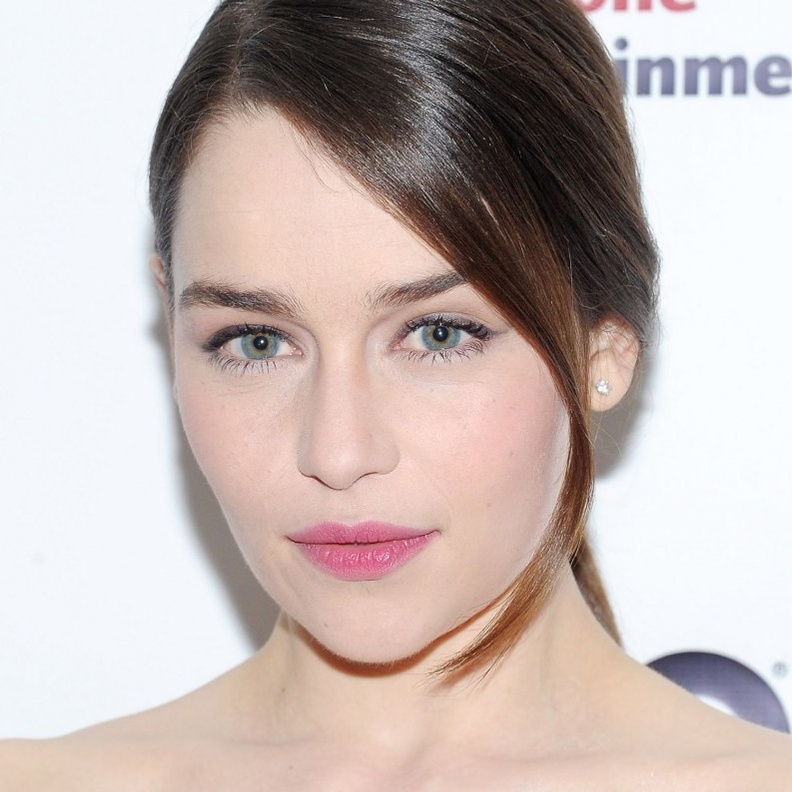 احمر شفاه باللون الزهري الفاتح من اطلالة Emilia Clarke