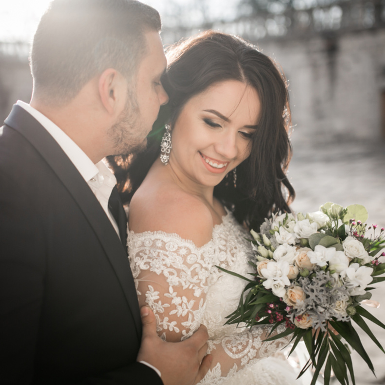  دعي عريسك لا يشتم الا كل رائحة مميزة من شعرك