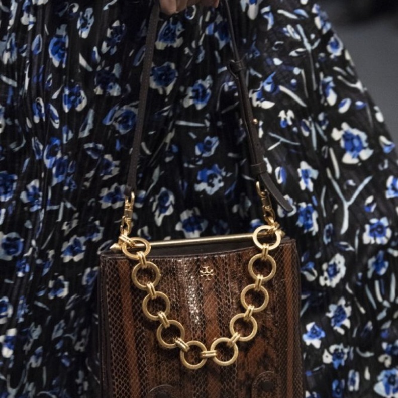  موديلات حقائب يد مع السلاسل العريضة والذهبية من دار Tory Burch